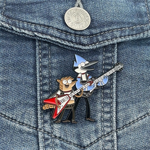 Regular Show Enamel Pin Mordecai And Rigby Playing Guitar - Picture 5 of 5